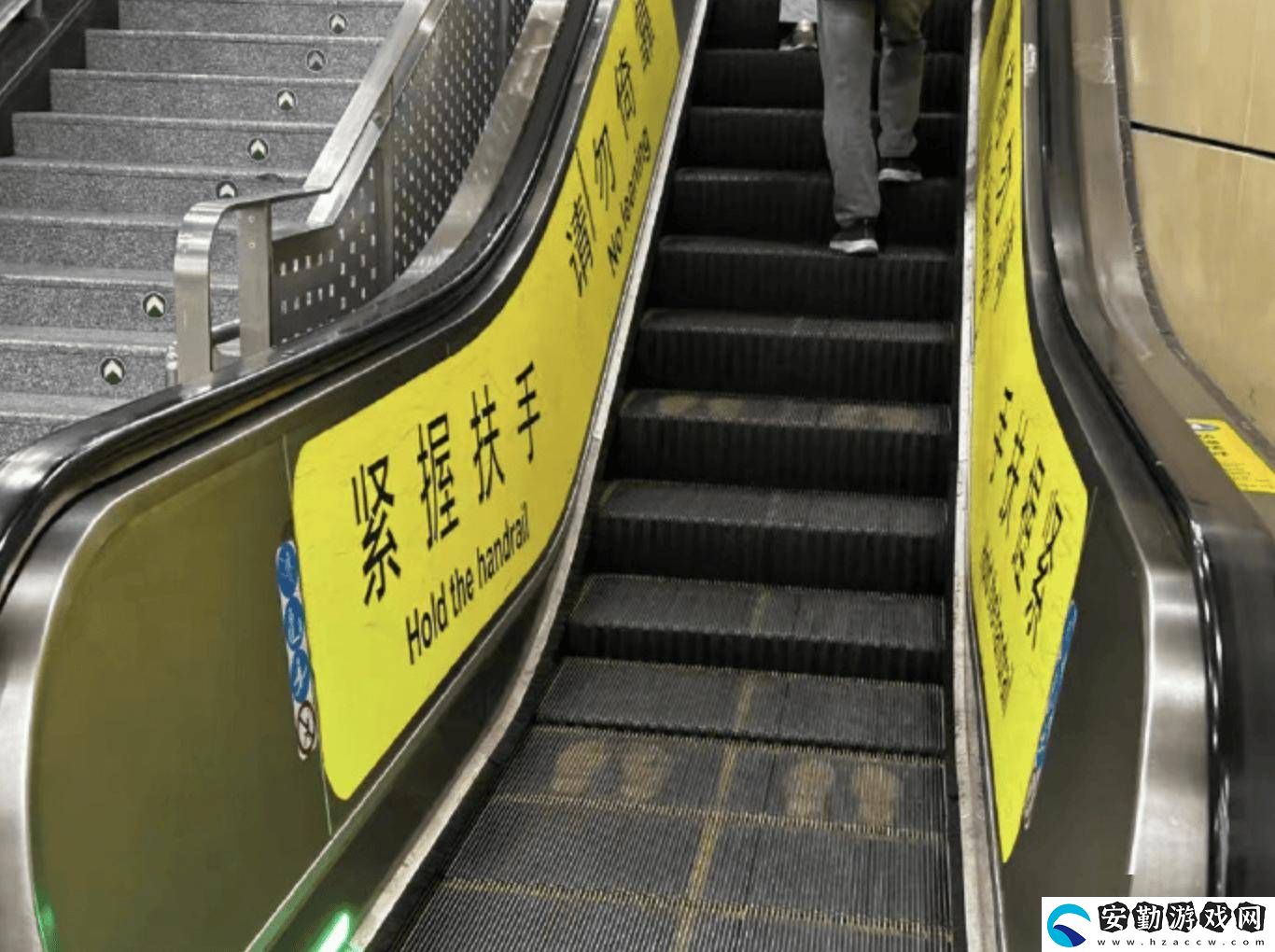 北京地鐵扶梯新標(biāo)識引導(dǎo)乘客站穩(wěn)扶好