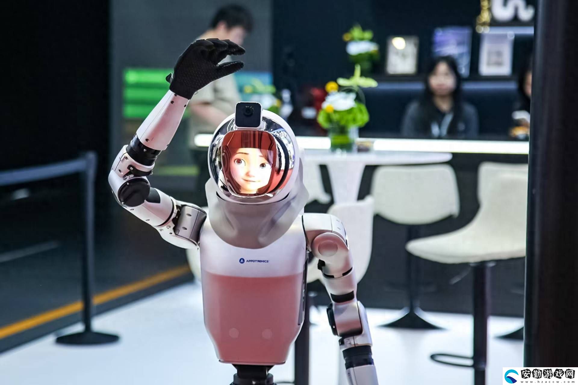 光峰科技人形機器人“數(shù)字面孔”亮相2025全球AI終端展